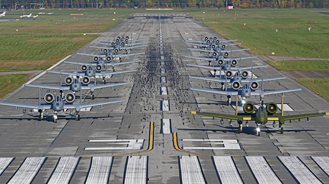 ABD’de A-10 Thunderbolt uçakları fil yürüyüşü yaptı
