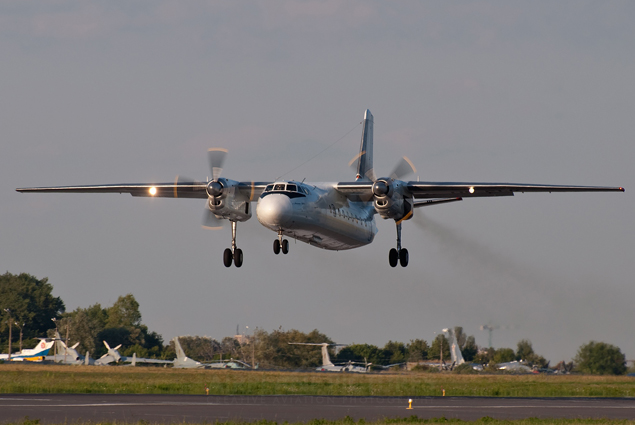 An-24 piste köpekleri görünce pas geçti