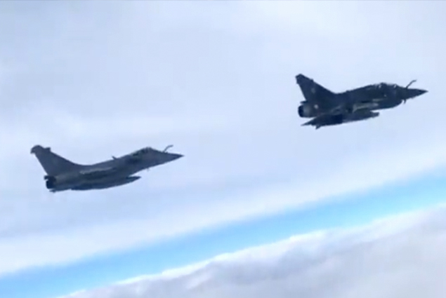 Rus jetleri Fransız Mirage uçaklarına eşlik etti