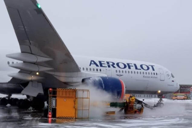 Aeroflot’un uçağı de-icing aracına çarptı