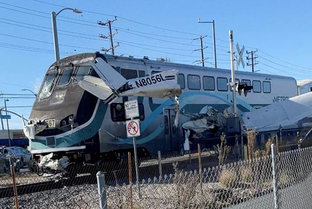 ABD’de tren yoluna takılan uçağa, tren çarptı