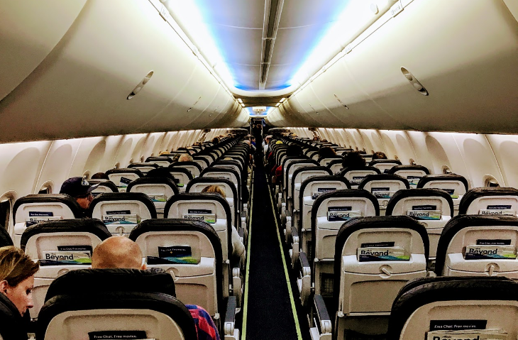 Alaska Air uçağındaki koku kabin görevlilerini hastanelik etti