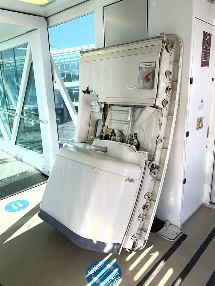 BA uçağı B77’nin kapısı körüğe çarpıp kırıldı