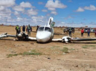 Bolivya’da arızalanan uçak boş araziye indi