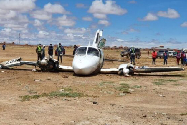 Bolivya’da arızalanan uçak boş araziye indi
