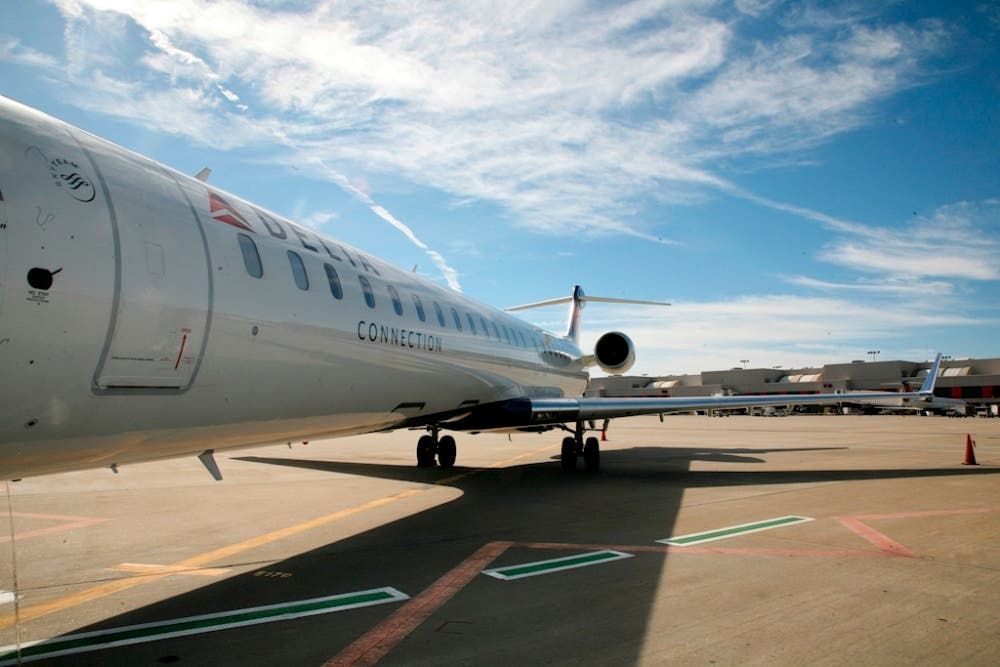Delta Conneciton havayolunun CRJ-900’ü inişte pistten çıktı