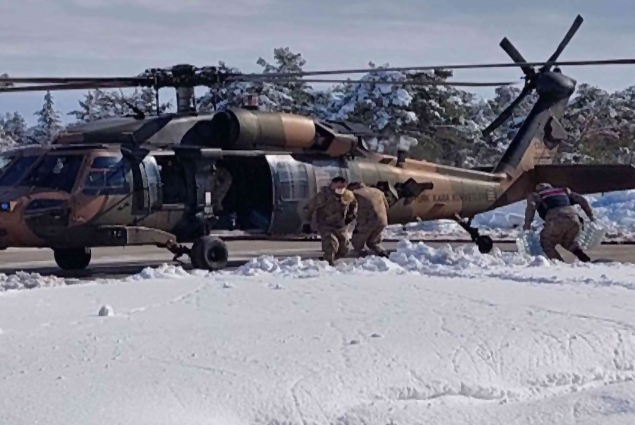 MSB, karda mahsur kalanlara 2 helikopter gönderdi