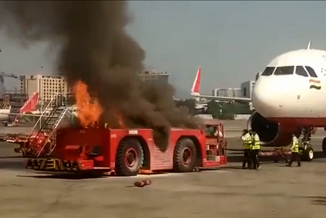 Mumbai Havalimanı’nda push back aracı yandı