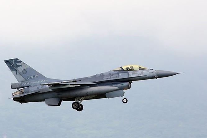Tayvan’ın F-16V uçağı denize düştü