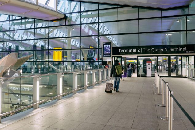 Grev Heathrow Havalimanı’na sıçradı