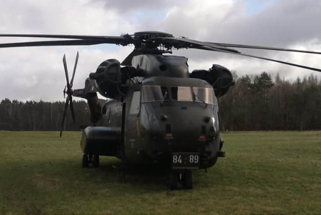 Almanya’da CH-53 boş araziye acil indi