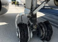 AA uçağı, B737 inişte lastiklerini patlattı