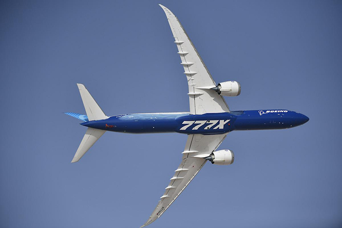 Boeing, yeni kargo uçağı B777-XF’in görüntülerini yayınladı