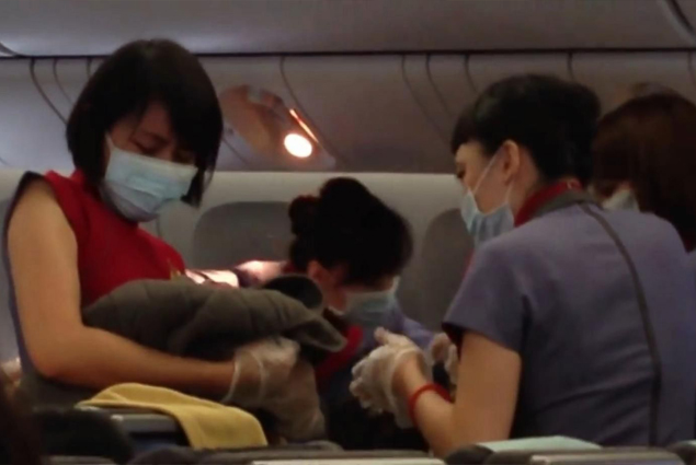 Çin’li yolcu uçakta doğum yaptı