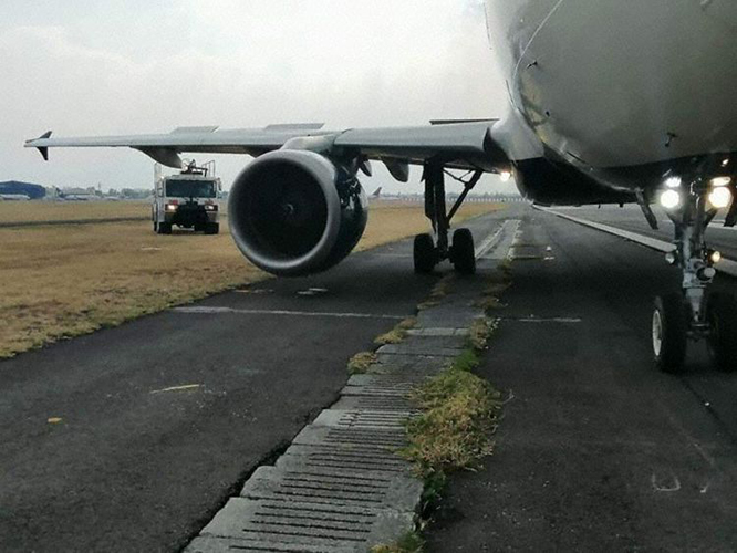 Devlet Havayolları uçağının kalkışta lastiği patladı