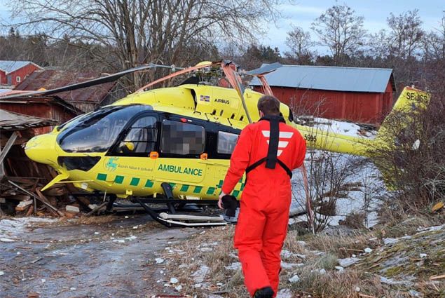 Finlandiya’da ambulans helikopter inişte binaya çarptı