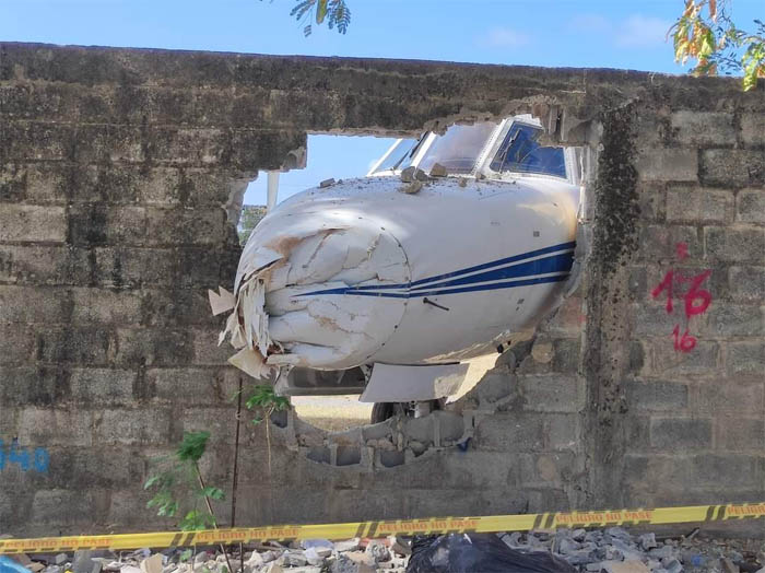 Kolombiya’da ambulans uçak duvara girdi