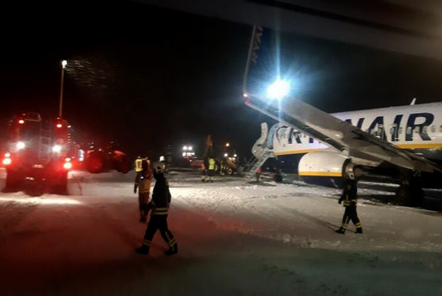 Ryanair uçağı Katoviçe’de inişte pistten çıktı