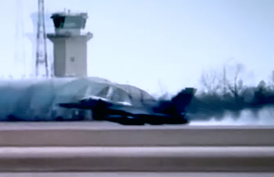 ABD’nin F-16’sı İtalya’da gövdesinin üstüne indi