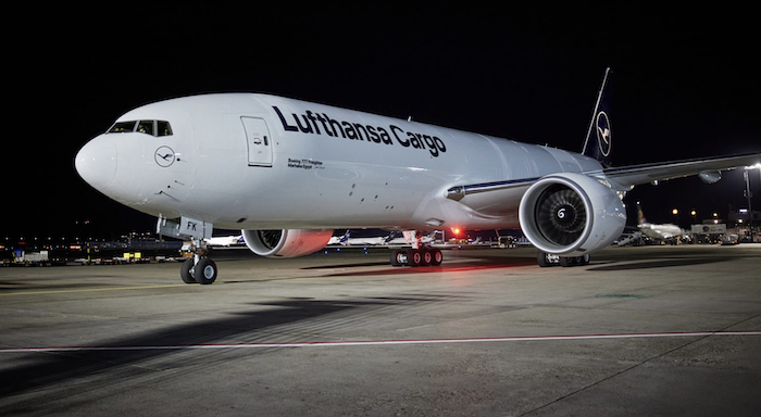 Lufthansa kargo uçağını açık kapı geri döndürdü