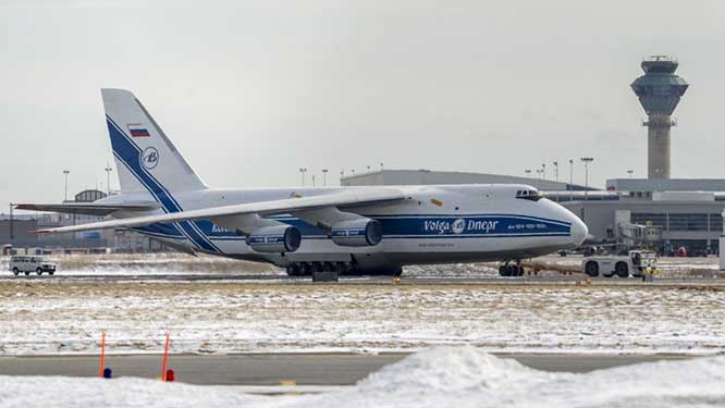 Covid-19 kiti taşıyan Rus An-124 Kanada’da mahsur kaldı