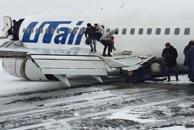 Utair havayolunun B737-500 uçağı pistten çıktı