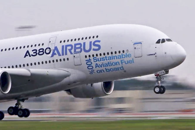 Airbus A380 uçağı ile ilk kez uçtu