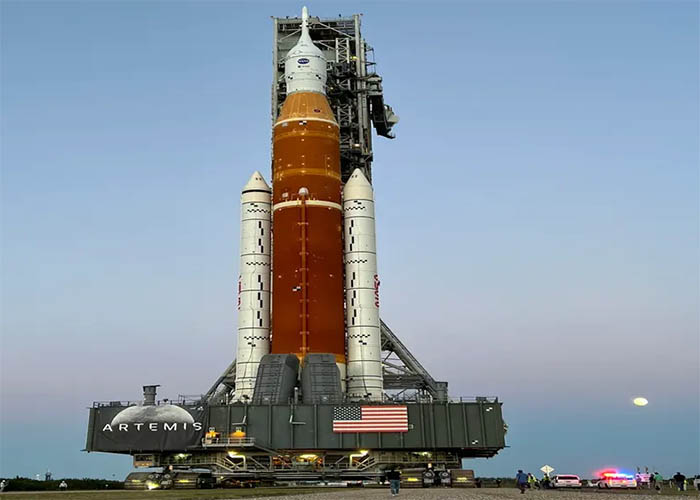NASA, en güçlü roketini geri sayımda geri çekti