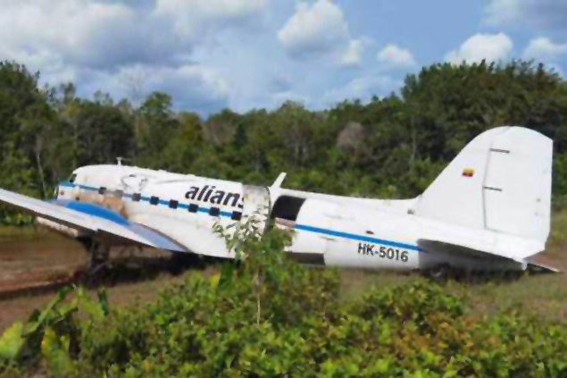 79 yıllık DC-3 inişte pistten çıktı