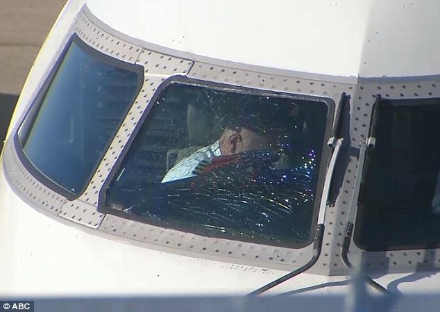 Delta uçağının kokpit camı çatladı acil indi