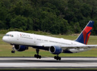 Delta uçağı iki hasta yolcu için acil indi