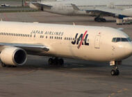 JAL uçağında kabin memuru yaralandı
