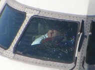 PİA uçağının kokpit camı çatladı, acil indi