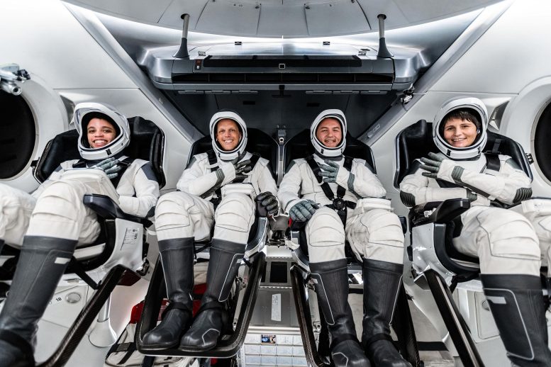 SpaceX, 4 astronotu daha uzaya gönderdi