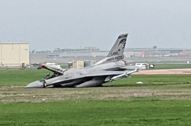 ABD Hava Kuvvetleri’nin F-16’sı pistten çıktı