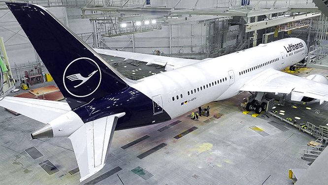 Lufthansa ilk B787 Dreamliner uçağını boyadı
