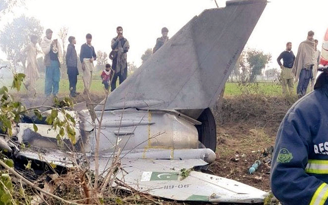 PAF’a ait FT-7P eğitim uçağı düştü