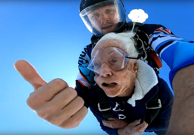 İkinci dünya şavası hemşiresi 100’ncü yaşını paraşütle kutladı