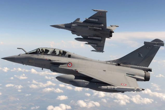 Fransa’da gösteri uçuşunda 2 Rafale havada çarpıştı