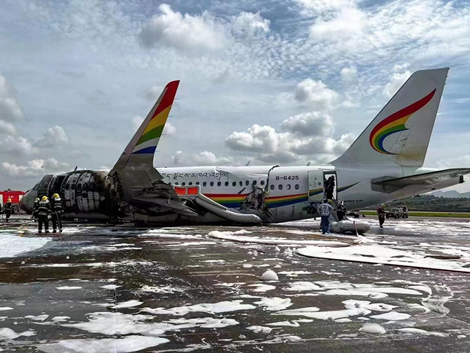 Tibet Airlines’a ait yolcu uçağı pistten çıktı, yanmaya başladı