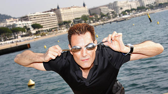 Ünlü medyum Uri Geller, “Uzaylılar dünyayı istila edecek”