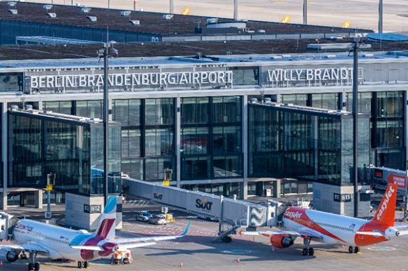 Brandenburg Havalimanı’nda gecikmeler var