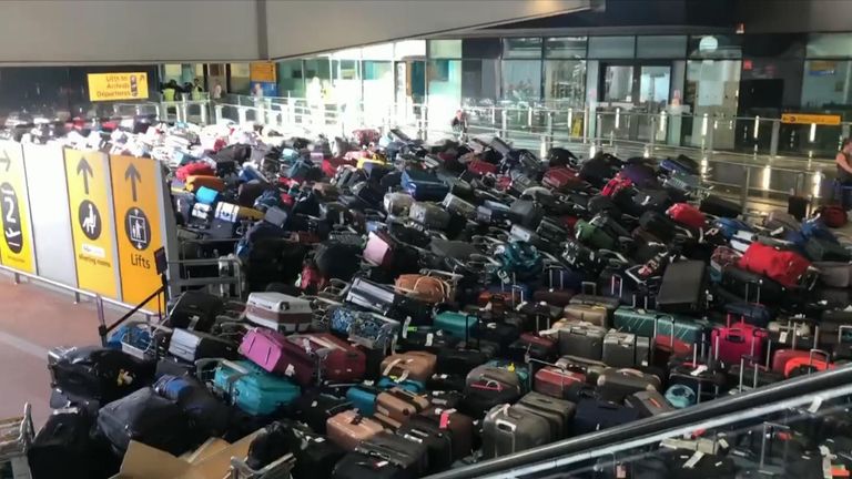 Heathrow Havalimanı’nda bavul kabusu
