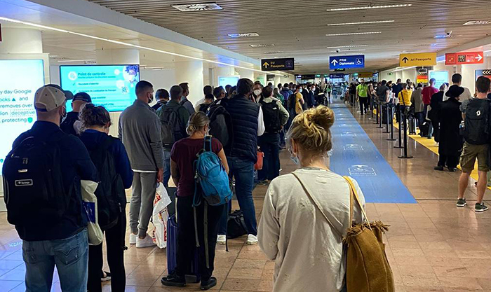 Brüksel Havalimanı’nda pasaport kuyruğu
