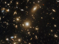 Hubble yeni bir galaksi kümesi keşfetti