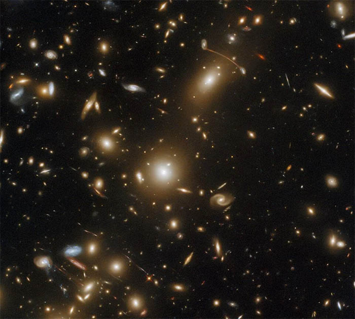 Hubble yeni bir galaksi kümesi keşfetti