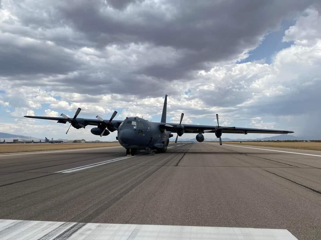 Arizona Tucson’da C130’un lastiği patladı pistte kaldı