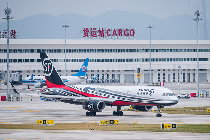 Çin’in ilk kargo havalimanı hizmete başladı