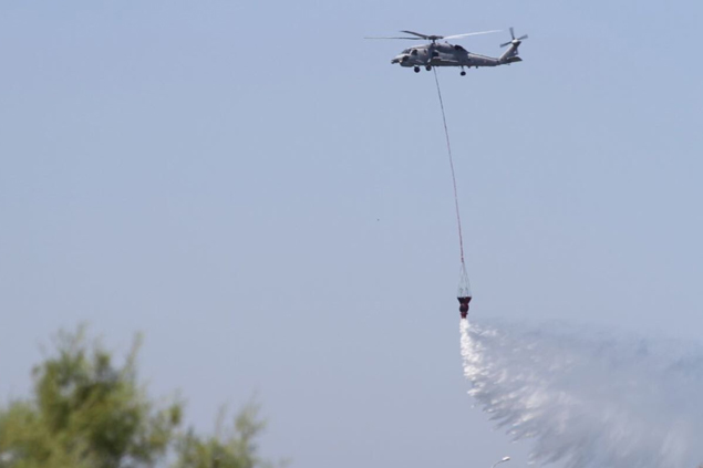 Deniz Kuvvetleri helikopterleri orman yangınlarına müdahele ediyor