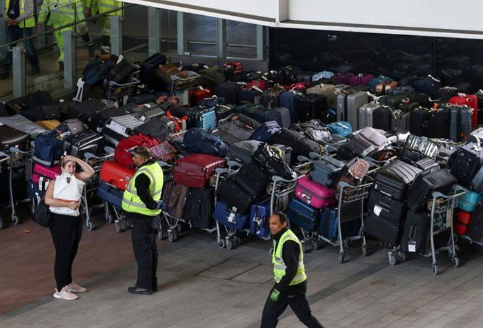 Heathrow Havalimanı’nda kargaşa devam ediyor